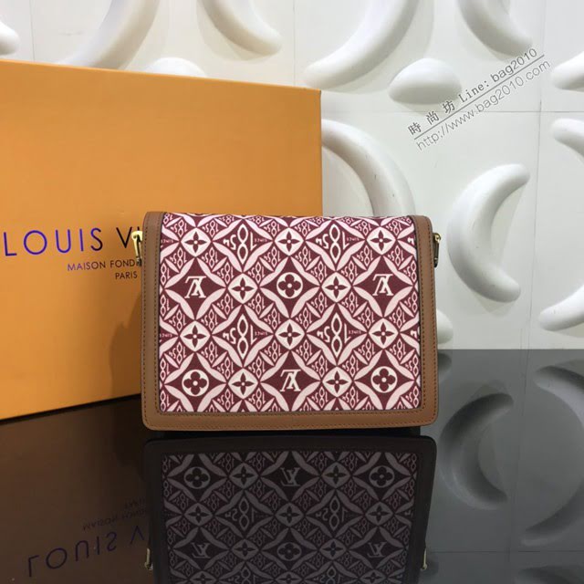 LV包包 LV新款達芙妮女包 M57211 在2020秋冬大秀上露面的V全新老花 LV單肩斜挎女包  ydh3644